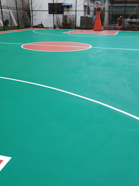 向阳 球场长期使用易出现地面开裂